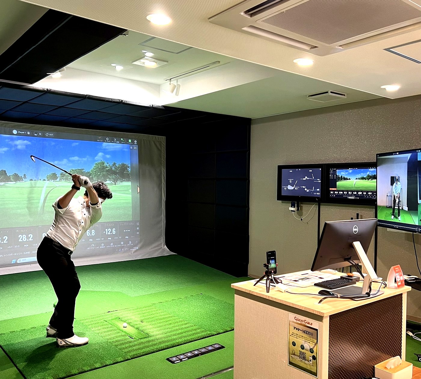 ガチゴルフ尼崎店 インドアゴルフシミュレーター練習風景